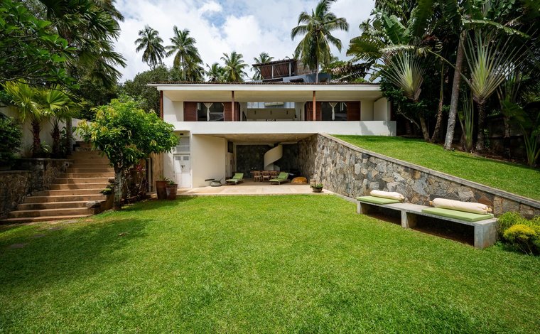 Modern two-storey house with spacious rooms, garden, and parking. Calm residential area.